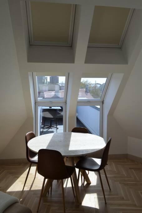 Luxury Apartment With A Balcony And View In Riga Old Town Bagian luar foto